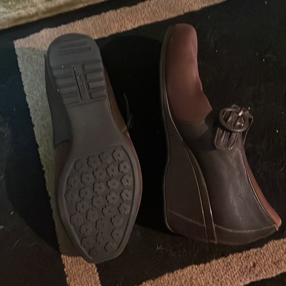 Ladies Brown size 6 super cute comfy stretchy material shoe - Picture 3 of 8